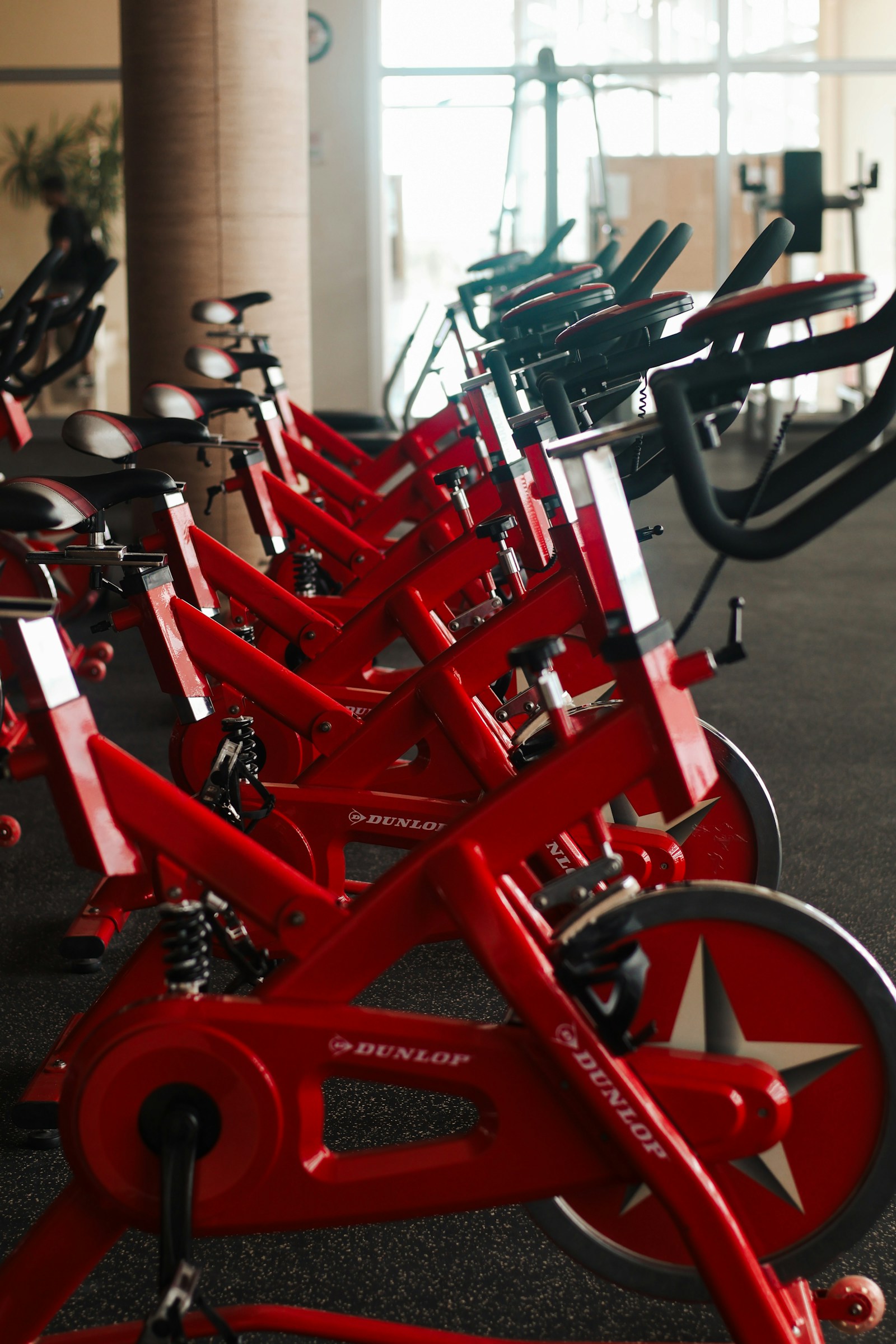 Bicicletas estáticas rojas en un gimnasio.